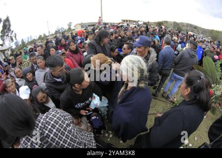 SEPOLTURA DELL'ULTIMO OPERAIO DEL GHIACCIO CHIMBORAZO Pulingui, lunedì 14 ottobre 2024 nella comunità di Pulingui, nella piazza del quartiere di Santa Rosa 4 angoli del Canton Guano, amici, familiari e vicini, in mezzo a una messa con canti, lacrime, salutò l'ultimo lavoratore del ghiaccio di Chimborazo Baltazar Ushca, nel bel mezzo di una messa con canti, lacrime, ha detto addio all'ultimo gelatiere di Chimborazo Baltazar Ushca foto API Roberto Chavez Pulingui Chimborazo Ecuador SOI ENTIERRO ULTIMO HIELERO CHIMBORAZO 90839c6d6d6e35cf550062bdc20a3a8894 Copyright: xROBERTOxCHÃVEZx Foto Stock