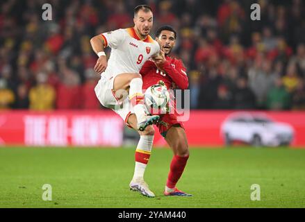 CARDIFF, REGNO UNITO. 14 ottobre 2024. Il gallese Ben Cabango sfida il Montenegro Stefan Mugoša durante la partita della UEFA Nations League 2025 contro il Montenegro il 14 ottobre al Cardiff City Stadium. (PIC di Ashley Crowden/FAW) credito: Football Association of Wales/Alamy Live News Foto Stock