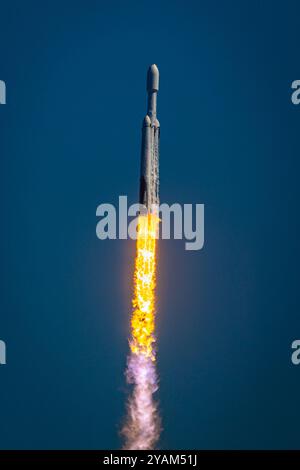 Merritt Island, Stati Uniti. 14 ottobre 2024. SpaceX lancia l'Europa Clipper della NASA su un razzo Falcon Heavy dal Kennedy Space Center di Merritt Island, Florida, il 14 ottobre 2024. (Foto di Alex G Perez/AGPfot/Sipa USA) credito: SIPA USA/Alamy Live News Foto Stock