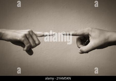 Mani che puntano le dita l'una contro l'altra. Concetto di colpa. Foto Stock
