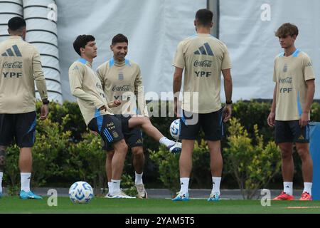 Buenos Aires, Argentina. 14 ottobre 2024. Il difensore argentino Leonardo Balerdi (2° L) controlla la palla durante una sessione di allenamento a Ezeiza, provincia di Buenos Aires, il 14 ottobre 2024, in vista delle partite di qualificazione alla Coppa del mondo FIFA 2026 contro la Bolivia. Crediti: Alejandro Pagni/Alamy Live News Foto Stock