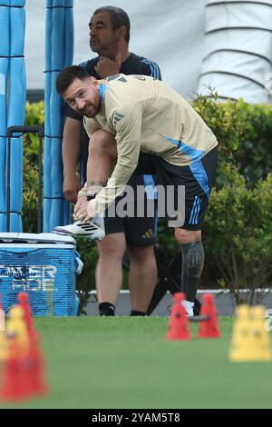 Buenos Aires, Argentina. 14 ottobre 2024. L'attaccante argentino Lionel messi lega le sue scarpe durante una sessione di allenamento a Ezeiza, provincia di Buenos Aires, il 14 ottobre 2024, in vista delle partite di qualificazione alla Coppa del mondo FIFA 2026 contro la Bolivia. Crediti: Alejandro Pagni/Alamy Live News Foto Stock