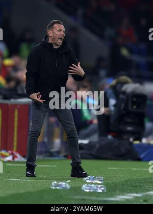 Cardiff, Regno Unito. 14 ottobre 2024. Craig Bellamy, capo allenatore/manager del Galles, grida le sue istruzioni. Galles contro Montenegro, partita di campionato delle Nazioni UEFA allo stadio cittadino di Cardiff a Cardiff, Galles del Sud, lunedì 14 ottobre 2024. Solo per uso editoriale. foto di Andrew Orchard/Andrew Orchard fotografia sportiva/Alamy Live News Credit: Andrew Orchard fotografia sportiva/Alamy Live News Foto Stock