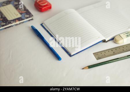 Indonesia 9 settembre 2024, quaderno con altra cancelleria in foto ravvicinata da un angolo laterale su sfondo bianco isolato Foto Stock