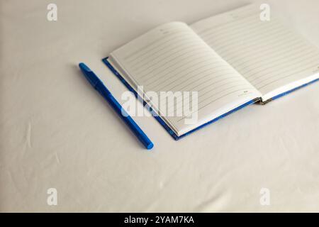 Indonesia 9 settembre 2024, quaderno con altra cancelleria in foto ravvicinata da un angolo laterale su sfondo bianco isolato Foto Stock