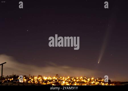 UIO COMET C2023 A3 TSUCHINSHAN ATLAS Quito, 14 ottobre 2024 Comet C 2023 A3 Tsuchinshan ATLAS visto da nord-ovest Quito, quartiere di la Planada conosciuto come la cometa del secolo, può essere visto sulla strada per Nono API HAMILTON LOPEZ Quito Pichincha Ecuador ACE UIO COMET C2023 A3 TSUCHINSHAN ATLAS e410e0e1a0236ef4348 Foto Stock