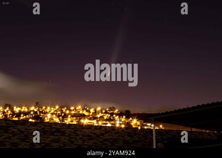 UIO COMET C2023 A3 TSUCHINSHAN ATLAS Quito, 14 ottobre 2024 Comet C 2023 A3 Tsuchinshan ATLAS visto da nord-ovest Quito, quartiere di la Planada conosciuto come la cometa del secolo, può essere visto sulla strada per Nono API HAMILTON LOPEZ Quito Pichincha Ecuador ACE UIO COMET C2023 A3 TSUCHINSHAN ATLAS 2a223b3e631373468c2x Foto Stock