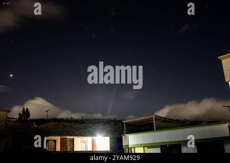 UIO COMET C2023 A3 TSUCHINSHAN ATLAS Quito, 14 ottobre 2024 Comet C 2023 A3 Tsuchinshan ATLAS visto dal nord-ovest di Quito, quartiere di la Planada conosciuto come la cometa del secolo, può essere visto sulla strada per Nono API HAMILTON LOPEZ Quito Pichincha Ecuador ACE UIO COMET C2023 A3 TSUCHINSHAN ATLAS ec86ebb9acd2a7fc7fc0x022. Copyright Foto Stock