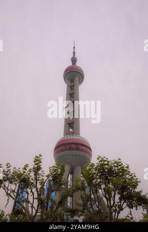 Shanghai, Cina - 30 dicembre 2022: L'Oriental Pearl Tower, la struttura più alta della Cina, che domina lo skyline di Shanghai, vista dal Bund Foto Stock