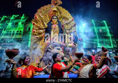 Kolkata, India. 14 ottobre 2024. Le donne indù dedite eseguono dhunuchi con abiti bengalesi tradizionali in occasione dell'immersione Durga Puja. Durga Puja, un festival annuale che segna la vittoria del bene sul male, è celebrato dagli indù in tutta l'India e all'estero. E' un'occasione di grande entusiasmo e di festa per gli indù. L'ultimo giorno, il giorno di Bhashan o Vijoya Dashami immagini e idoli sono immersi nell'acqua. Credito: SOPA Images Limited/Alamy Live News Foto Stock