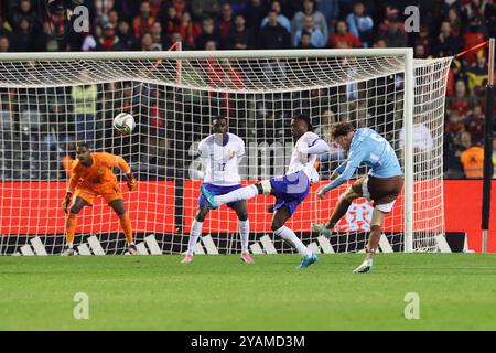 Bruxelles, Belgio. 14 ottobre 2024. Maxim De Cuyper (1° R) del Belgio spara durante la partita di calcio del gruppo A2 della UEFA Nations League 2024/25 tra Belgio e Francia a Bruxelles, Belgio, 14 ottobre 2024. Crediti: Zhao Dingzhe/Xinhua/Alamy Live News Foto Stock