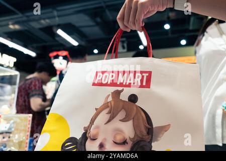 Hong Kong - 11 agosto 2024: Pop Mart è un negozio di giocattoli d'arte che vende giocattoli di design in formato "scatola cieca". Foto Stock