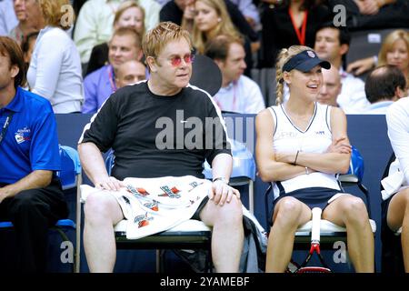 Sir Elton John e Anna Kournikova durante l'Advanta World Team Tennis Smash Hits presso l'Università Villanova di Villanova, PA, 10 ottobre 2007. Crediti: Scott Weiner/MediaPunch Foto Stock