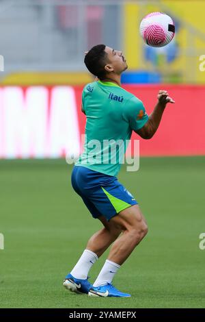 Brasilia, Brasile, 14 ottobre 2024. Andre Trindade del Brasile, controlla la palla durante la sessione di allenamento, allo stadio Mane Garrincha, a Brasilia, Brasile, il 14 ottobre 2024. La squadra si sta preparando ad affrontare il Perù nel decimo turno delle qualificazioni sudamericane per la Coppa del mondo FIFA 2026. Foto: Heuler Andrey/DiaEsportivo/Alamy Live News Foto Stock