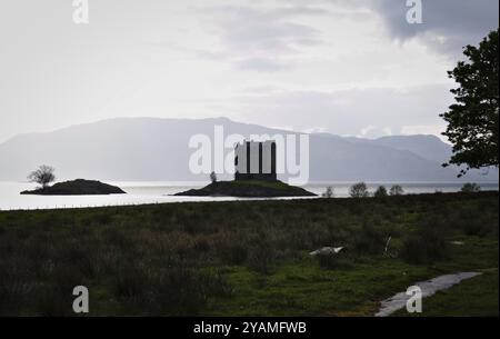 Castle Stalker è una casa a torre circa 2. 5 km a nord-est di Port Appin, un villaggio di Argyll e Bute in Scozia. Foto Stock