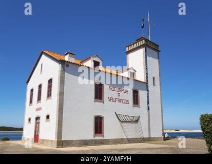 Un edificio bianco e rosso con una torre sul mare sotto un cielo azzurro, faro, Esposende, Uniao das Freguesias de Esposende, Marinhas e Gandra Foto Stock