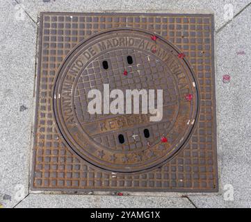 Il tombino di Madrid si trova in una strada trafficata di Madrid, Spagna, Europa Foto Stock