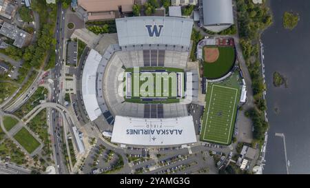 Vista aerea dell'Husky Stadium (ufficialmente Alaska Airlines Field presso l'Husky Stadium per motivi di sponsorizzazione) è uno stadio di calcio all'aperto nel nord-ovest Foto Stock