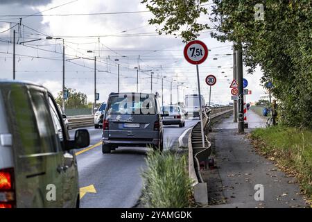 Il ponte Josef-Kardinal-Frings, strada federale B1, tra Duesseldorf e Neuss, a causa di massicci danni al ponte, solo una delle due corsie direzionali è sti Foto Stock