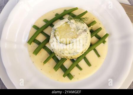 Cucina sveva, luccio-perch al forno su fagioli principessa con salsa al limone, piatto di pesce, filetto di luccio-perco, zucchine, fagiolini, aneto, antipasto, da t Foto Stock