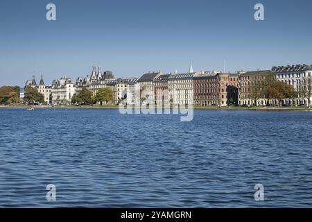 Edifici storici sul lungomare sotto un cielo blu, Soerne, Sortedams so, Copenhagen Lakes, Copenhagen, Danimarca, Europa Foto Stock