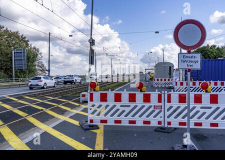 Il ponte Josef-Kardinal-Frings, strada federale B1, tra Duesseldorf e Neuss, a causa di massicci danni al ponte, solo una delle due corsie direzionali è sti Foto Stock