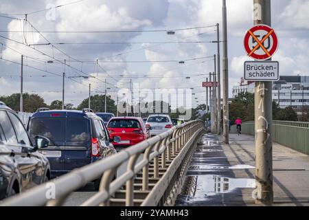 Il ponte Josef-Kardinal-Frings, strada federale B1, tra Duesseldorf e Neuss, a causa di massicci danni al ponte, solo una delle due corsie direzionali è sti Foto Stock