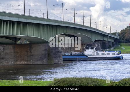 Il ponte Josef-Kardinal-Frings, strada federale B1, tra Duesseldorf e Neuss, a causa di massicci danni al ponte, solo una delle due corsie direzionali è sti Foto Stock