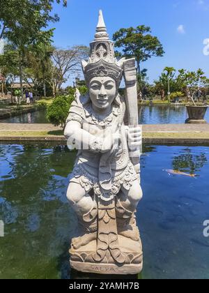 BALI, INDONESIA, 18 SETTEMBRE: Scultura al tempio Tirta Gangga il 18 settembre 2018, Bali, Indonesia, Asia Foto Stock