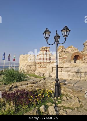 Antiche rovine di Nessebar, muri in mattoni e pietra intemprati resti della struttura della fortezza bizantina. Insediamento Tracio Mesembria ora la città vecchia di Foto Stock