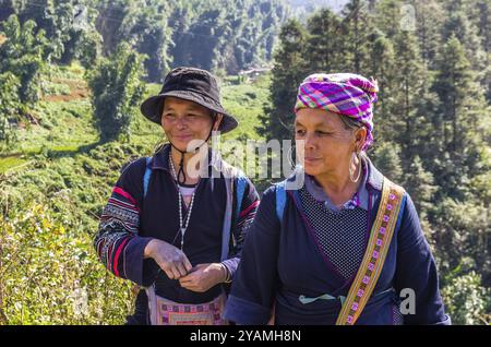 SAPA, VIETNAM, 16 NOVEMBRE: Donne vietnamite del gruppo etnico di minoranza Hmong in abito nazionale il 16 novembre 2016 a Sapa, Vietnam, Asia Foto Stock