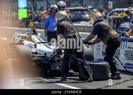 Il pilota INDYCAR, RINUS VEEKAY (21) di Hoofddorp, Paesi Bassi, porta la sua Chevrolet ed Carpenter Racing per un pit stop durante il Pit Stop Compet Foto Stock