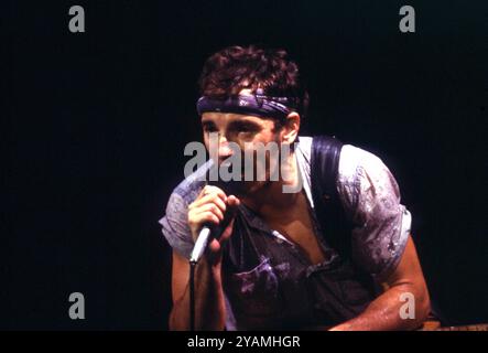 DETROIT - LUGLIO 30: Il cantautore statunitense Bruce Springsteen durante il suo "Born in the USA Tour" il 30 luglio 1984, alla Joe Louis Arena di Detroit, Michigan. Crediti: Archivio Ross Marino / MediaPunch Foto Stock