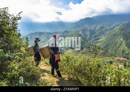 SAPA, VIETNAM, 16 NOVEMBRE: Donne vietnamite del gruppo etnico di minoranza Hmong in abito nazionale il 16 novembre 2016 a Sapa, Vietnam, Asia Foto Stock