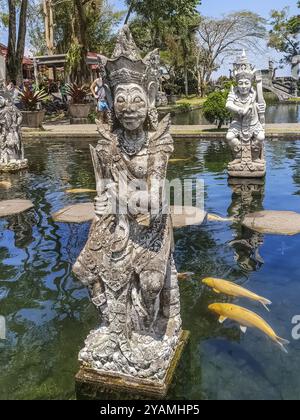 BALI, INDONESIA, 18 SETTEMBRE: Scultura al tempio Tirta Gangga il 18 settembre 2018, Bali, Indonesia, Asia Foto Stock