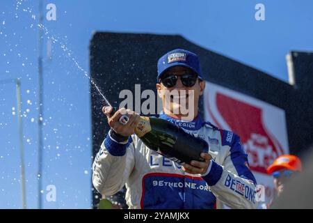 Il pilota della INDYCAR Series, ALEX PALOU (10) di Barcellona, in Spagna, vince il Trofeo Astor e il campionato al WeatherTech Raceway Laguna Seca di Monterey Foto Stock