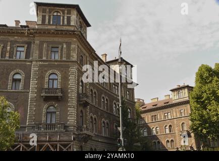 Palazzo residenziale in stile neorinascimentale, edificio di appartamenti dell'istituto pensionistico delle Ferrovie dello Stato ungheresi. Costruito tra il 1880 e il 1881 Foto Stock