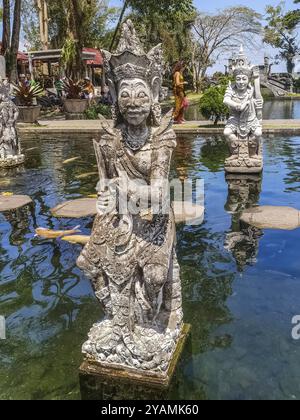 BALI, INDONESIA, 18 SETTEMBRE: Scultura al tempio Tirta Gangga il 18 settembre 2018, Bali, Indonesia, Asia Foto Stock