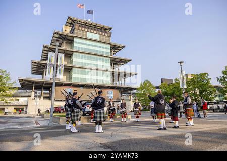 I Gordon Pipers si esibiscono prima che i team INDYCAR si qualifichino per la 500 miglia di Indianapolis, negli Stati Uniti, IN Nord America Foto Stock