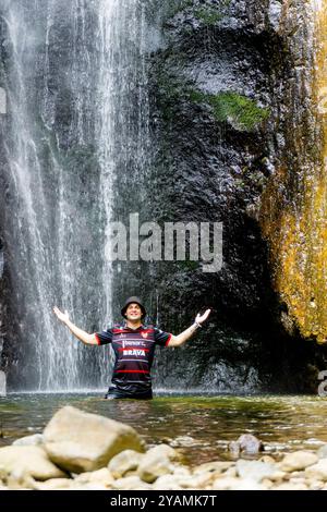 La gente va in vacanza alla cascata di dolo. Dolo è una delle cascate di Kediri Foto Stock