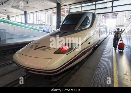 Il treno ad alta velocità arriva a Madrid Atocha, hub per i treni pendolari e regionali, nonché servizi AVE in tutta la Spagna Foto Stock