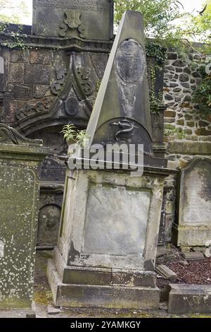 Greyfriars Kirkyard è il cimitero intorno a Greyfriars Kirk a Edimburgo. Si trova all'estremità meridionale del centro storico della città. Foto Stock