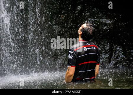 La gente va in vacanza alla cascata di dolo. Dolo è una delle cascate di Kediri Foto Stock