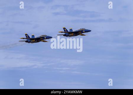 I Blue Angels della Marina americana hanno una precisione nel deserto della California, praticando un'intricata formazione volando al Naval Air Field El Centro per la upco Foto Stock