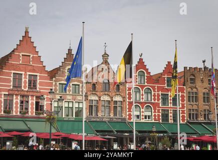 Una fila di case storiche a tetto spiovente nella piazza del mercato di Bruges in Belgio Foto Stock