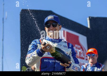 Il pilota della INDYCAR Series, ALEX PALOU (10) di Barcellona, in Spagna, vince il Trofeo Astor e il campionato al WeatherTech Raceway Laguna Seca di Monterey Foto Stock