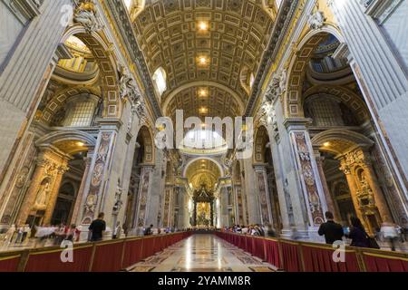 La basilica di San Pietro ha l'interno più grande di qualsiasi chiesa cristiana al mondo, con 60000 persone Foto Stock