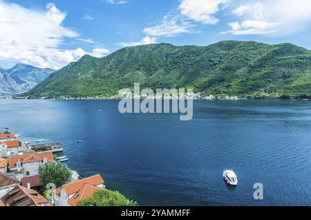 Vista panoramica dall'alto sulla città vecchia di Perast e sulla baia di Cattaro durante la giornata estiva in Montenegro Foto Stock