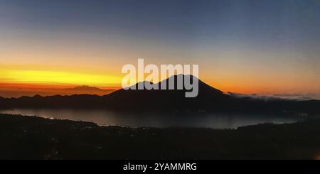 Incredibile vista panoramica sull'alba e sulla montagna dalla cima del vulcano Batur, Bali, Indonesia, Asia Foto Stock