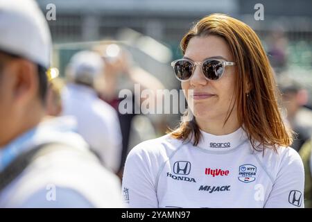 Il pilota di INDYCAR, KATHERINE LEGGE (44) di Guildford, Inghilterra, e il suo team Rahal Letterman Lanigan Racing Honda, si preparano a qualificarsi per l'Indianapolis Foto Stock